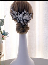 Load image into Gallery viewer, Beaded alloy flowers hairpiece
